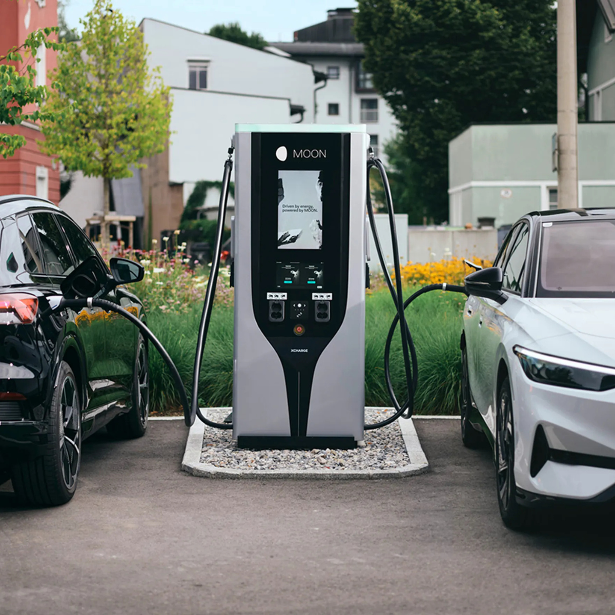 Samochód EV podłączony do stacji szybkiego ładowania MOON POWER Charger C7